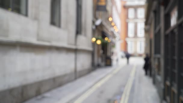 イギリス ロンドンの静かな裏通りの撮影を拒否しました ロンドンの路地に残っている歩行者のぼやけたショット — ストック動画