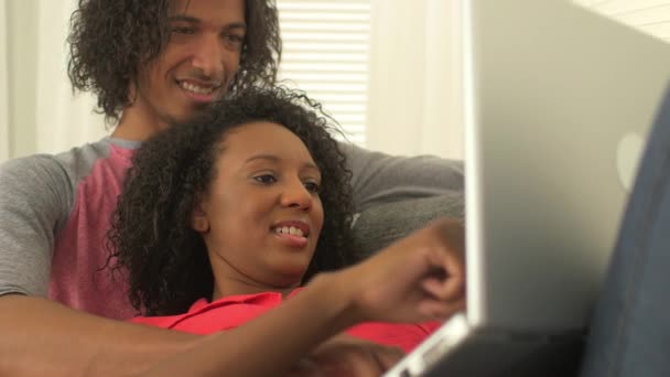 Schattig Zwart Paar Met Behulp Van Laptop — Stockvideo