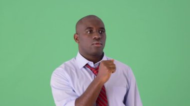 Afrikalı Amerikalı İşadamı fütürist dokunmatik ekran görüntüsü kullanıyor