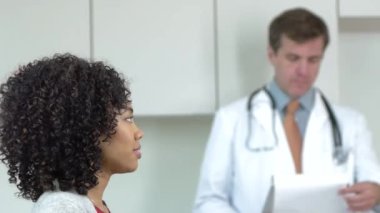 Doktor ve hasta muayenehanesinde.