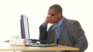 bilgisayar masasında çalışan iş adamı