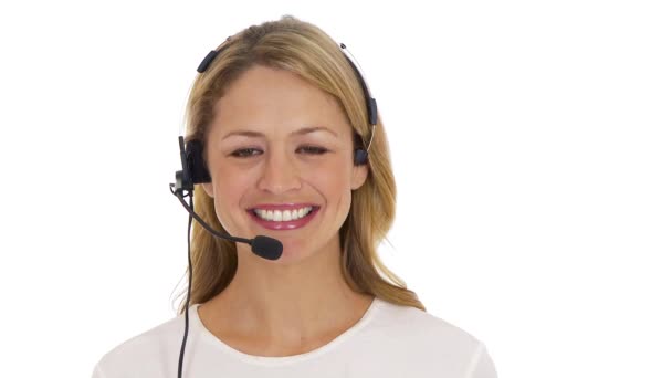 Müşteri Hizmetlerindeki Kadın Kameraya Bakıp Gülümsüyor — Stok video