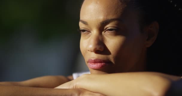Schwarze Frau Stützt Sich Auf Arme Und Blickt Kamera — Stockvideo