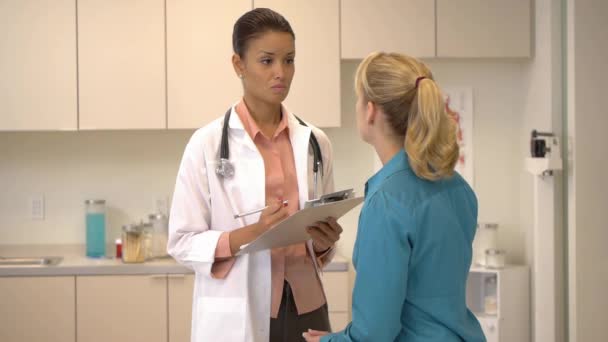 Doctora Hablando Con Paciente — Vídeos de Stock