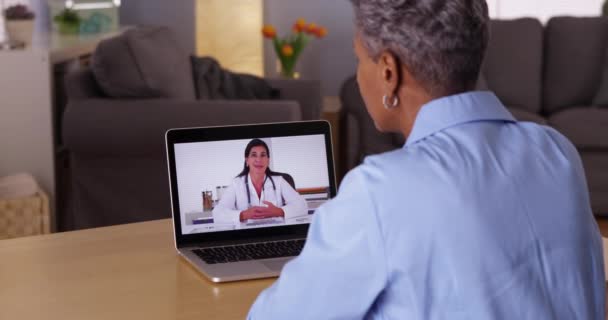 Médico Hablando Con Senior Africana Paciente Por Webcam — Vídeo de stock