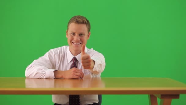 商人坐在办公桌前 竖起大拇指对着摄像机 — 图库视频影像