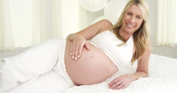 Gelukkig Zwanger Vrouw Liggend Bed — Stockvideo
