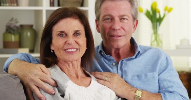 Pareja Mayor Sonriendo Hablando Con Cámara — Vídeos de Stock