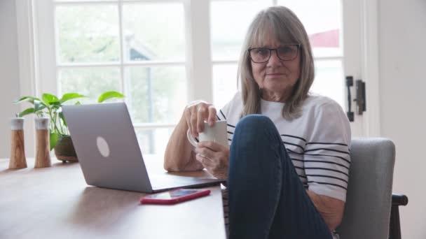 Medelhögt Fotograferat Porträtt Äldre Vit Kvinna Som Håller Kaffekopp Och — Stockvideo