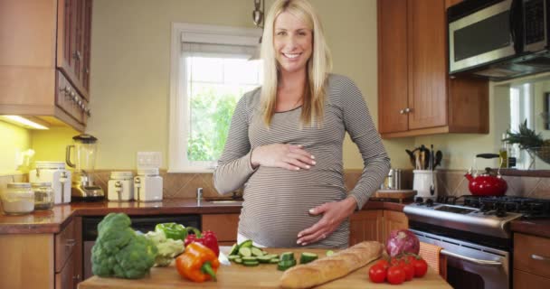 Piękna Kobieta Ciąży Uśmiechający Się Kuchni — Wideo stockowe