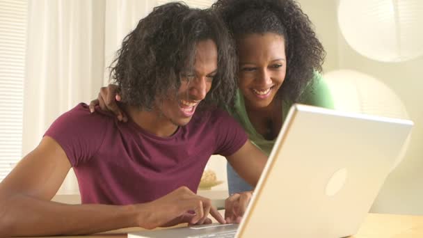 Genç Siyahi Çift Dizüstü Bilgisayarda Video Izliyor — Stok video