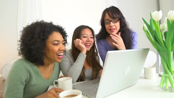 Trzy Kobiety Grające Laptopie — Wideo stockowe