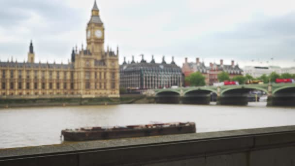 大本钟和伦敦城市景观在河堤上的失焦镜头 具有下议院背景的泰晤士河视图 打算用作分散背景 — 图库视频影像
