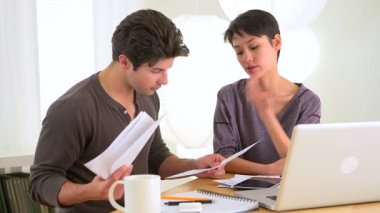 Kız arkadaşının harcamalarından bıkmış bir adam.