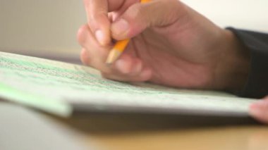 Kalemle yazan iş kadınını kapat.