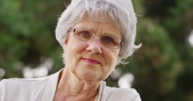 Gülümseyen ve kameraya bakarak Olgun kadın