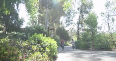 Bisiklet süren mutlu yaşlı çift