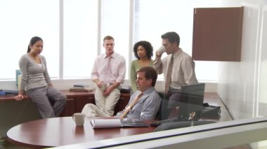 Genç iş arkadaşları ofiste iş tartışıyorlar.