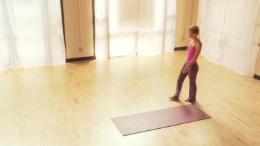 Yoga yapan genç kadın.