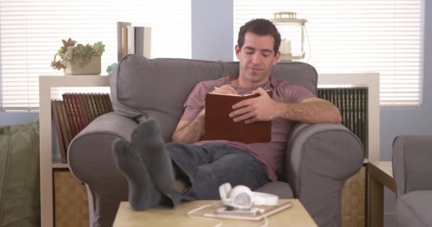 Hombre Escribiendo Diario — Vídeos de Stock