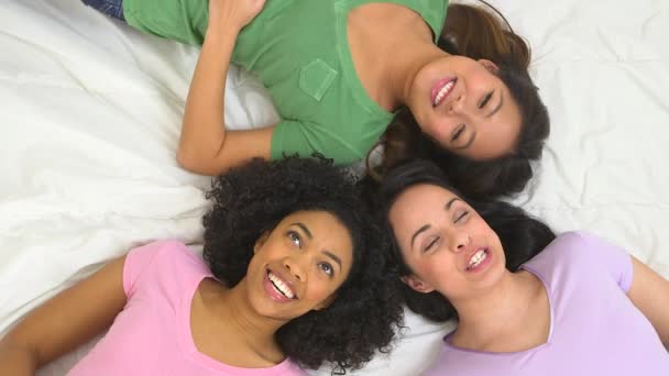 Drie Beste Vrienden Praten Lachen Bed — Stockvideo
