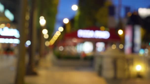 Drukke Laan Champs Elysees Nachts Met Arc Triomphe Achtergrond Bokeh — Stockvideo