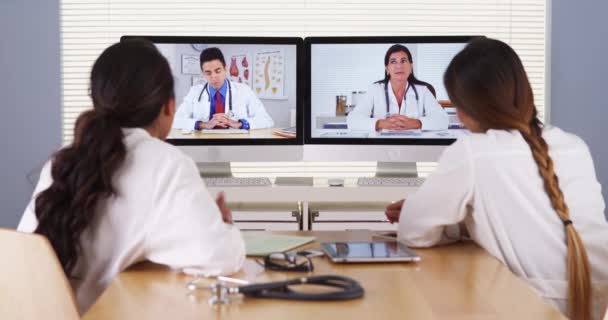 Equipe Profissional Diversos Médicos Que Fazem Uma Videoconferência — Vídeo de Stock