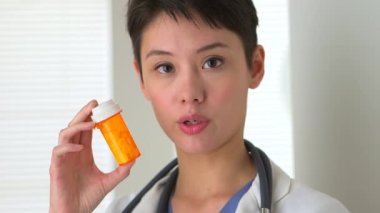 Çinli kadın doktor reçeteli ilaçları açıklıyor.