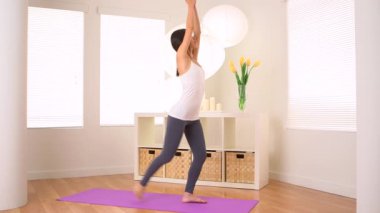 Yoga yapan Asyalı kadın: Savaşçı I