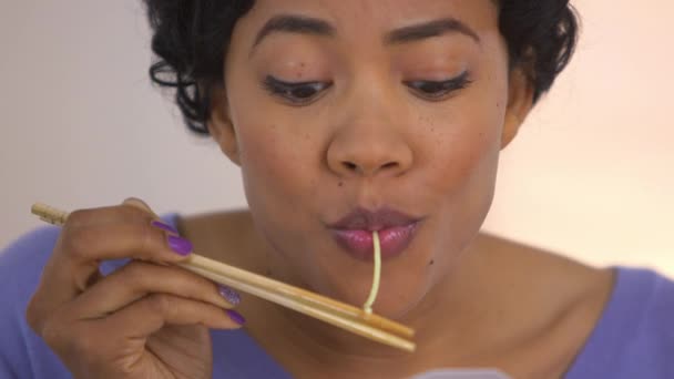 Wanita Afrika Amerika Menggunakan Chpsticks Untuk Makan Mie Makanan Cina — Stok Video