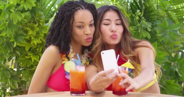 Två Bästa Vänner Som Tar Selfie Tropiska Semester — Stockvideo