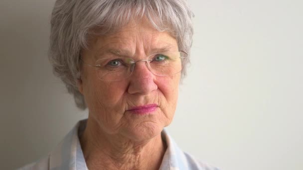 Portret Zaniepokojonej Staruszki — Wideo stockowe