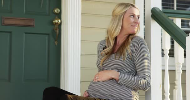 Mujer Embarazada Divertida Sentada Porche Mostrando Vientre — Vídeo de stock