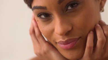 Bir ileri bir geri sallanan Afrikalı Amerikalı kadına yaklaş.