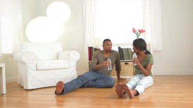 Afrikalı çift dans ederek eğleniyor