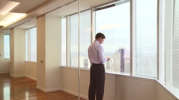 Бизнесмены Смотрящие Окно Офиса Город — стоковое видео