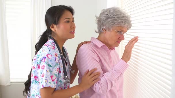 Madura Caucásica Mujer Siendo Consolado Por Japonesa Enfermera — Vídeos de Stock