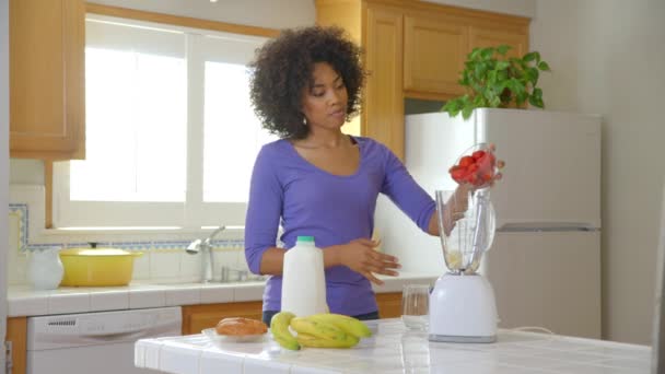 在厨房里煮水果的女人 — 图库视频影像