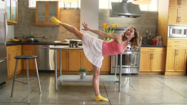 キッチンで踊る女性 — ストック動画