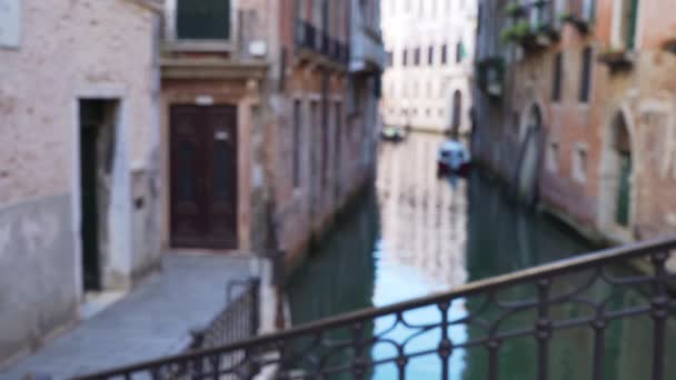 Сценический Вид Типичный Канал Между Старыми Венецианскими Зданиями Арками Вид — стоковое видео