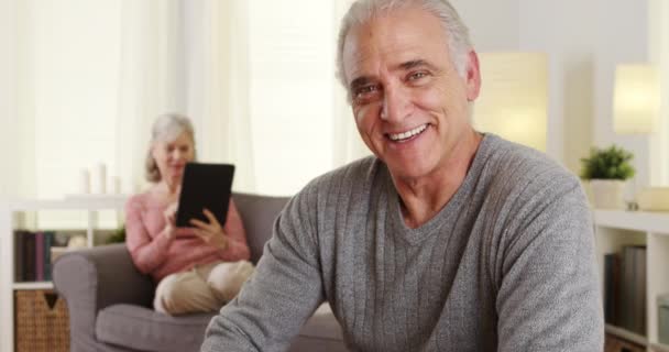 Hombre Mayor Guapo Sonriendo Cámara — Vídeos de Stock