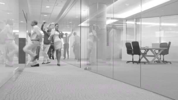 Affärsmän Dansar Korridoren — Stockvideo