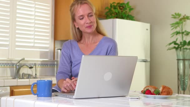 Kahve Içen Laptop Kullanan Olgun Bir Kadın — Stok video