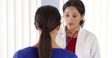 İspanyol doktor kadın hastanın kalbi için dinleme