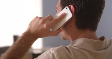 Mutlu adam Smartphone'da konuşuyor