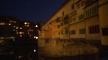 Floransa 'daki eski tarihi köprü Ponte Vecchio' nun gece sahnesi. Arno Nehri 'nin üzerindeki tarihi eser kapanıyor.