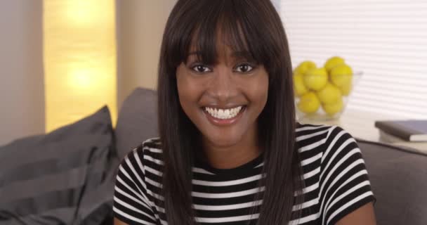 Çizgili Tişörtlü Kameraya Gülümseyen Tatlı Siyah Kadın — Stok video
