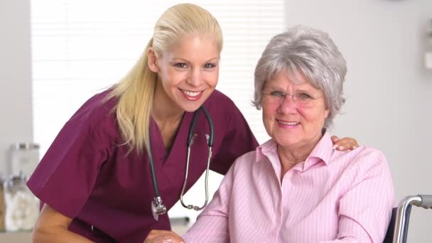 Sjuksköterska Med Glad Äldre Patient Rullstol — Stockvideo