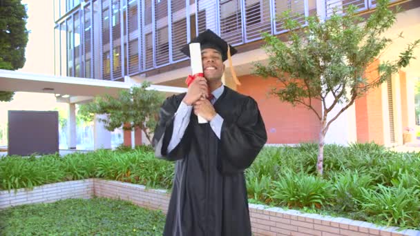Mezuniyet Elbisesi Diploması Olan Afrikalı Amerikalı Bir Adam — Stok video