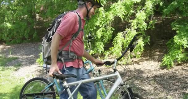 Casal Sênior Ativo Indo Trilha Bicicleta — Vídeo de Stock